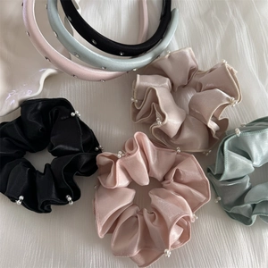 Détail du lot d'élastiques en satin avec perles et bandeaux en noir, rose et sarcelle