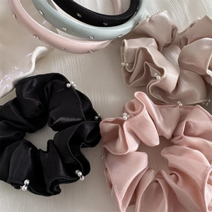 Vue détaillée de chouchous en satin avec perles et de serre-têtes sertis de cristaux