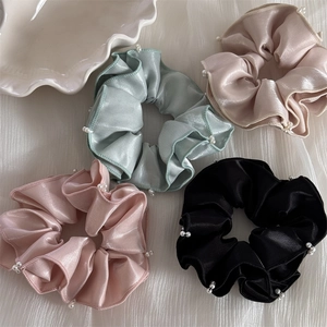 Chouchous élégants en satin à volants avec perles blanches en quatre coloris