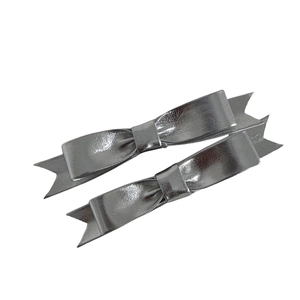 Lot de deux barrettes nœuds en similicuir argenté avec strass cœur sur fond blanc pur