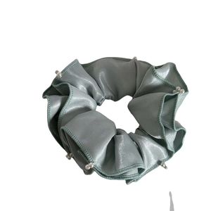 Chouchou élégant en satin vert haricot avec bordure en perles blanches et froufrous