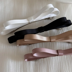 Vue détaillée des barrettes à nœuds multicouches en gros-grain aux couleurs pastel