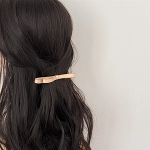 Barrette à cheveux élégante avec double nœud en cuir abricot sur cheveux longs