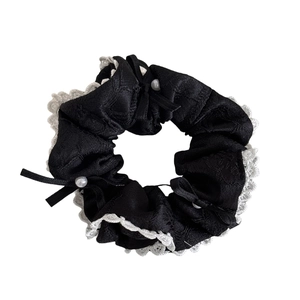 Eleganter schwarzer Spitzen-Scrunchie mit Perlen und einer zarten Schleife