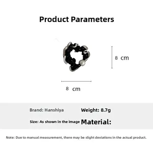 Detailansicht Haargummi im Karo-Design mit Perle, Größe 8cm und Gewicht 8,7g