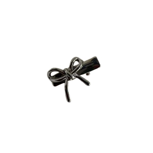 Barrette nœud en métal argenté poli avec un design minimaliste 3D et pince canard