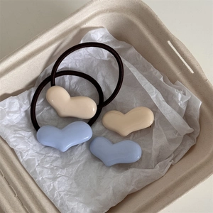 Detail von Herz-Haarklammern und Haargummis in Creme und Blau in einer Geschenkbox