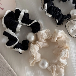 Haargummis mit Spitzenkante und weißen Perlen in Schwarz und Creme