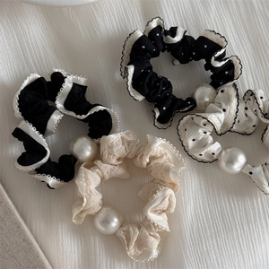 Elegantes Scrunchie-Set mit Kunstperlen und Rüschenrändern in Schwarz und Weiß