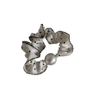 Eleganter cremeweißer Polka-Dot-Haargummi mit großer weißer Perle und schwarzem Rand