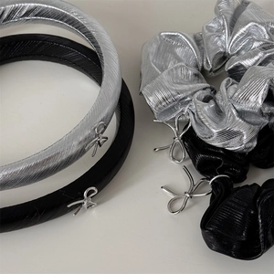 Vue détaillée d'accessoires de cheveux noirs et argentés avec pendentifs nœuds