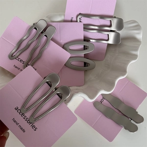 Barrettes à cheveux minimalistes en métal argenté mat aux formes géométriques variées