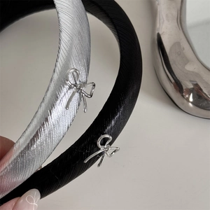 Serre-têtes fins élégants en argent et noir avec détails de papillons métalliques