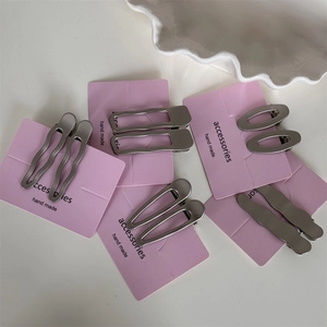 Lot de barrettes à cheveux en argent mat aux formes géométriques sur cartes de présentation
