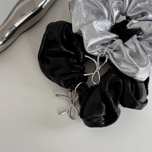 Serre-tête nœud argenté métallique avec tissu en cuir noir élégant de style minimaliste