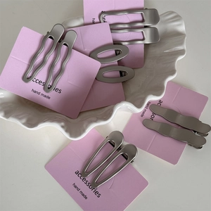 Ensemble de barrettes géométriques en métal argenté mat aux formes variées sur cartes