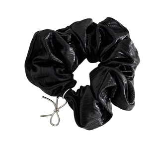 Chouchou élégant en cuir noir avec breloque nœud en métal argenté pour femmes