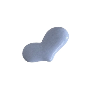 Minimalistische hellblaue Herz-Haarklammer mit glattem Satin-Finish auf weißem Grund