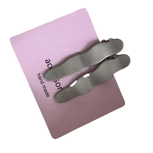 Barrettes à cheveux minimalistes en métal gris argenté sur carte rose, lot de deux