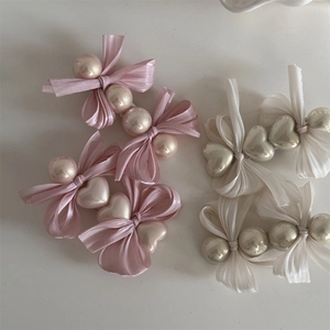 Detail von rosa und creme Haarklammern mit Perlen und Seidenband für Damen