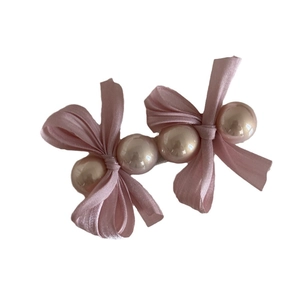 Eleganter rosa Satin-Haarclip mit Schleife und vier Perlen für einen süßen Look