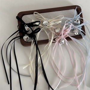 Pinzas para el pelo con lazos y dijes de corazón en negro, crema, rosa y azul