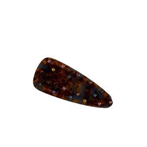 Barrette à cheveux style français en écaille avec strass colorés sur fond blanc