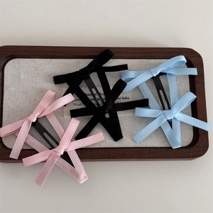 Tre eleganti fermagli per capelli con fiocchi di raso rosa neri e blu per acconciature