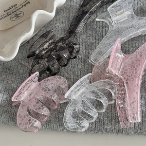 Pinces à cheveux élégantes à motif dentelle noires roses et blanches sur fond gris