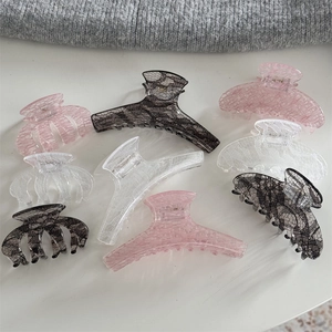Vue détaillée d'un lot de neuf pinces à cheveux à motif dentelle en noir rose et blanc