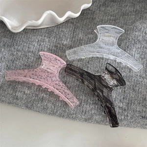 Détails des pinces à cheveux avec motif dentelle élégant en rose, noir et blanc