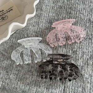 Détails de pinces à cheveux à motif dentelle en rose, blanc et gris sur tissu tricoté