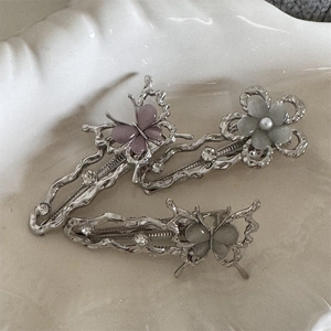 Ensemble de barrettes papillon argentées avec strass et pierres œil de chat sur plateau