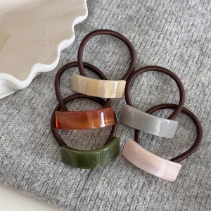 Ensemble de chouchous style français minimaliste en cinq couleurs sur fond gris