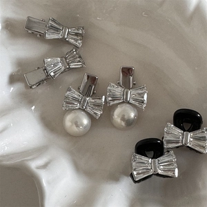 Barrettes à nœuds élégantes avec cristaux et perles sur assiette en céramique, lot de 3