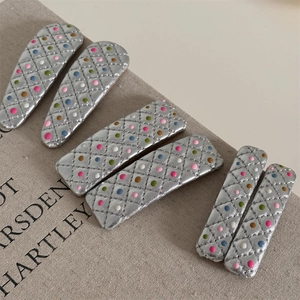 Barrettes en cuir argenté matelassé avec pois colorés en formes goutte et rectangle