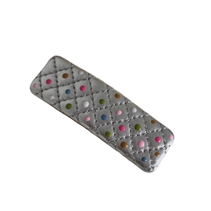 Barrette BB en cuir argenté avec motif à carreaux et points 3D colorés pour femmes