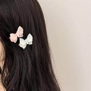 Eleganti fermagli a farfalla in acetato rosa e blu per capelli scuri da donna