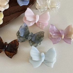 Eleganti fermagli per capelli a farfalla in acetato di vari colori e texture