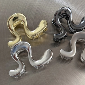 Pinces à cheveux en métal de forme S irrégulière finitions or argent et noir