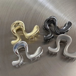 Lot de quatre pinces à cheveux en métal irrégulières en doré, argent, noir et mat