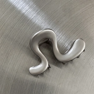 Détail d'une pince à cheveux en métal gris étain mat avec ressort de tension durable
