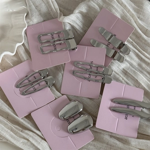 Lot de barrettes Y2K en métal argenté aux formes géométriques sur cartes roses et tissu