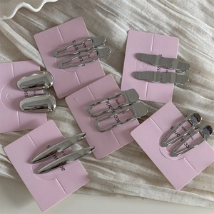 Détail de l'ensemble de barrettes métalliques Y2K argentées aux formes géométriques
