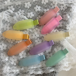 Lot de 9 barrettes à cheveux mates macaron colorées sur fond de dentelle blanche