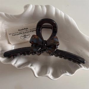 Vue détaillée d'une pince à cheveux en acétate écaille avec lettrage doré France Handmade