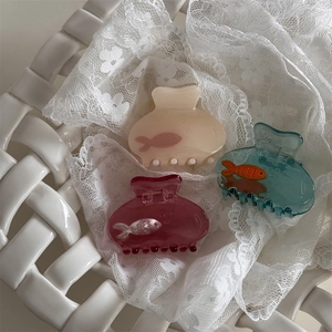 Tre eleganti fermagli per capelli a forma di pesce in rosa, crema e ciano su pizzo bianco