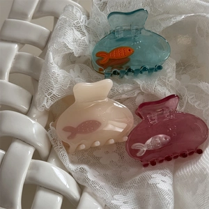 Set di tre mollette per capelli in resina traslucida con pesci in blu, bianco e rosa