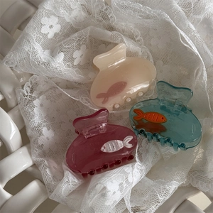 Tre fermagli per capelli in acrilico traslucido in crema, rosa e ciano con motivo pesce