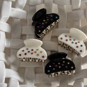 Set di quattro piccole mollette per capelli con strass colorati in nero e beige crema